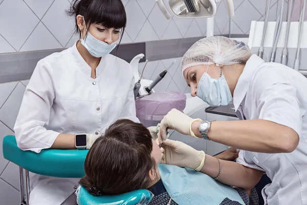 Η γυναίκα στη ρεσεψιόν στον οδοντίατρο. — Φωτογραφία Αρχείου