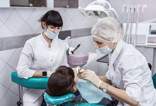 Tratamiento en odontología . — Foto de Stock