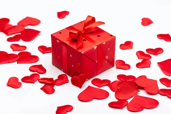Valentýn Sváteční Koncept Dárková Krabice Červená Srdce Světlém Pozadí Symboly — Stock fotografie