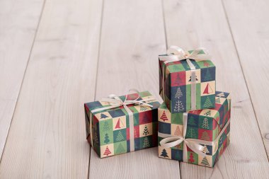 Yılbaşı hediyeleri ışık masasında. Sevdiklerimiz için sürpriz kavramı. Arkaplanda Noel hediyeleri kompozisyonu.