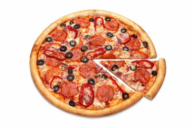 İtalyan pizzası, salam, zeytin, ilan, poster, pizza menüsü konsepti. Pizza dilimi, kopyalama alanı, izole edilmiş..