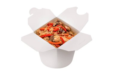 Asya fast food konsepti. Tavuklu ve sebzeli pirinç kutusu açıldı. Tavada pişirildi..