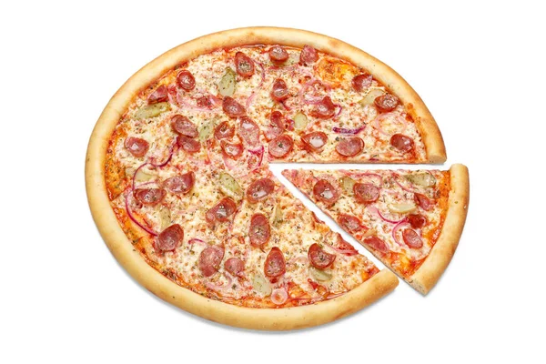 Świeża Pizza Cebulą Ogórkiem Kiełbasą Kawałek Pizzy Odizolowany Białym Tle — Zdjęcie stockowe