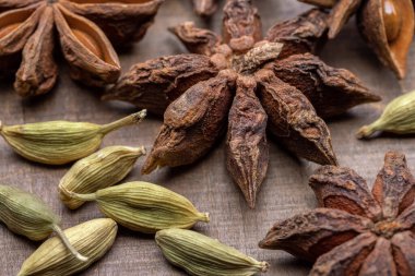 Kakule ve anason yakın çekim ahşap arka plan, stüdyo çekimi.