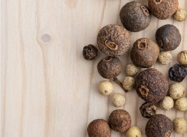 Ahşap masanın üzerinde farklı boyutlarda ve renklerde kuru bezelye seti. Arkaplan ve duvar kağıdı, üst görünüm, yakın plan, boşluk kopyala.