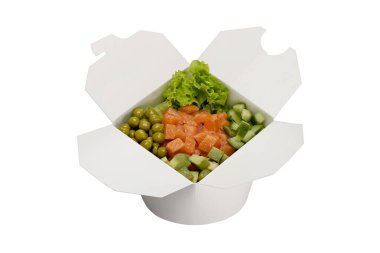  Kağıt kutuda sebzeli somon salatası. Hazır yemek teslimatı, yakın çekim, stüdyo çekimi..
