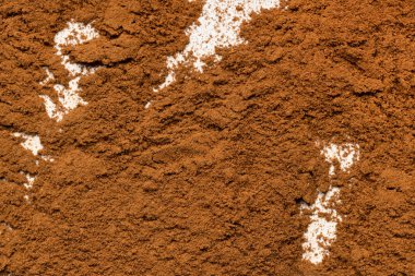 Beyaz arka planda tarçın arkaplanı. Kurutulmuş baharatlar, üst manzara, yakın çekim..