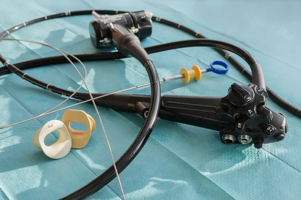 Endoskop, ustnik i kleszcze biopsji — Zdjęcie stockowe