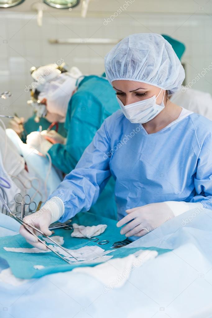 операционная медсестра. операционная хирургическая. медицинская сестра в операционной. красивые женщины хирурги. медсестра в операционной.