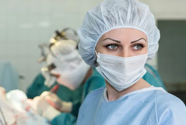 Verpleegkundige in de operatiekamer — Stockfoto