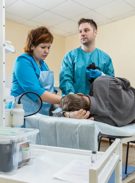 O paciente é examinado por um médico na sala endoscopista — Fotografia de Stock