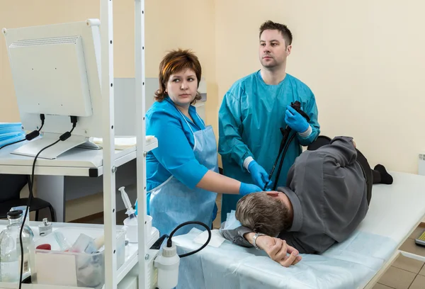 Der Patient wird von einem Arzt im Endoskop untersucht — Stockfoto