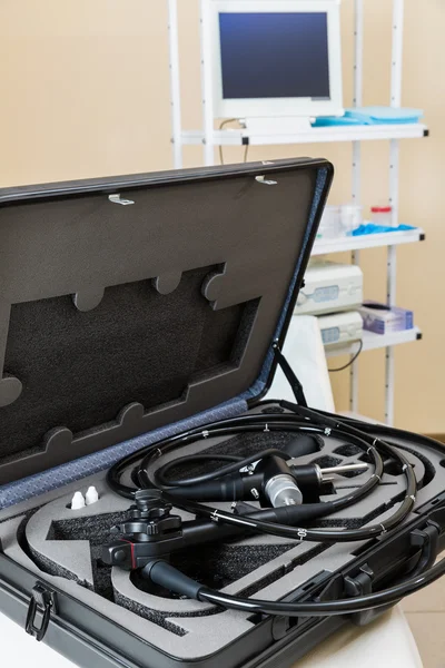 Пацієнта обстежує лікар в кімнаті ендоскопіст — стокове фото