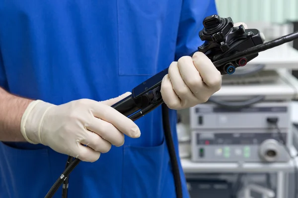 Das Arzt-Endoskop in den Händen von — Stockfoto