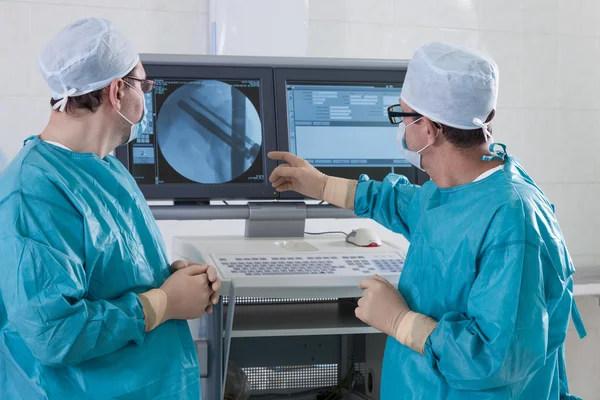 2 cirujanos en quirófano — Foto de Stock