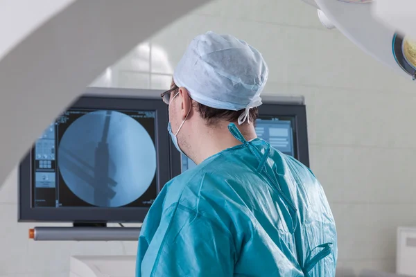 The surgeon at the monitor in the operating room — Stock Photo, Image