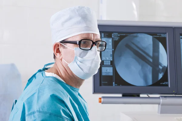 The surgeon at the monitor — Stock Photo, Image