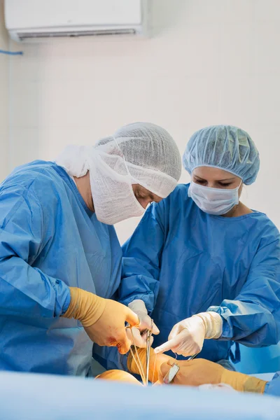 Surgeons in operating room — Stock Photo, Image