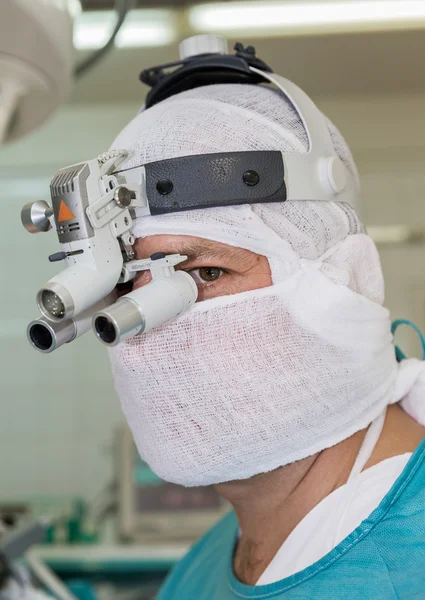 Cirujano con lupa de diadema binocular — Foto de Stock