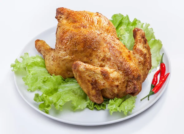 Yeşil salata ve biber ile pişmiş tavuk