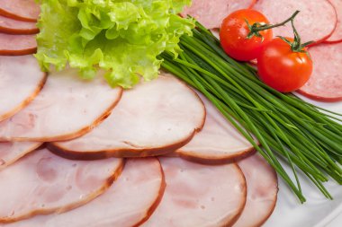 Yeşil salata, soğan ve domates ile dilimlenmiş jambon
