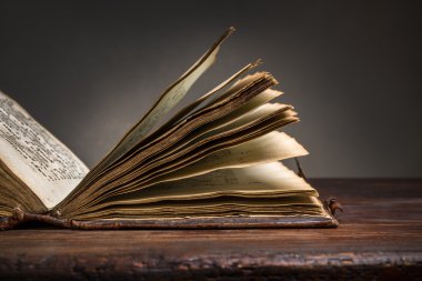 Eski bir tablo açık eski kitap