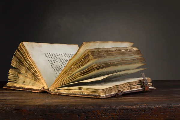 El libro antiguo sobre la mesa — Foto de Stock
