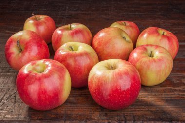 masada kırmızı sulu elma