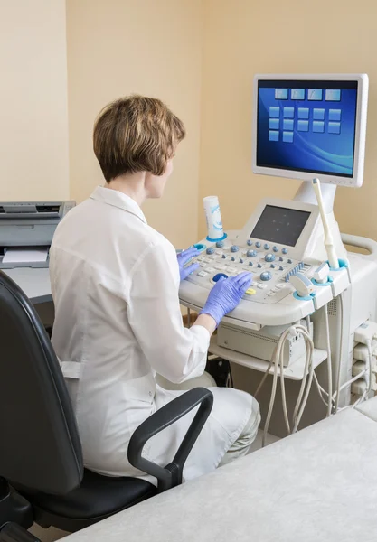 Doktor ultrason monitör — Stok fotoğraf