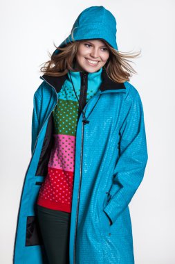 mavi bir pelerin ve bir şapka stüdyosunda seksi kız