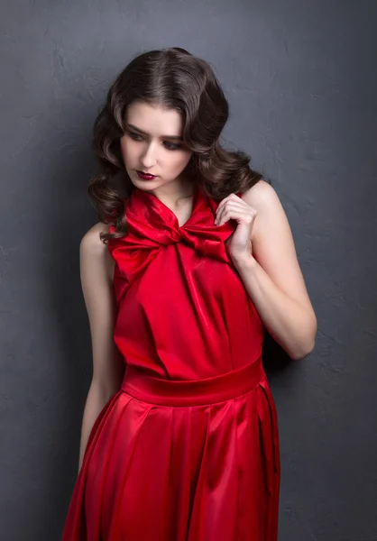 Morena sexy em vestido vermelho — Fotografia de Stock