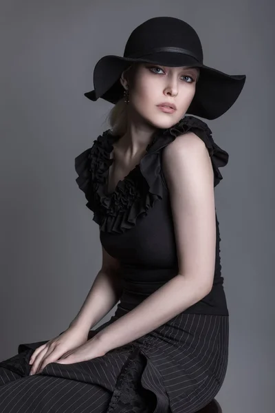Signora in un abito nero e cappello — Foto Stock