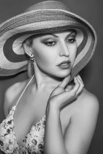 Sexy senhora com um brinco no o chapéu — Fotografia de Stock