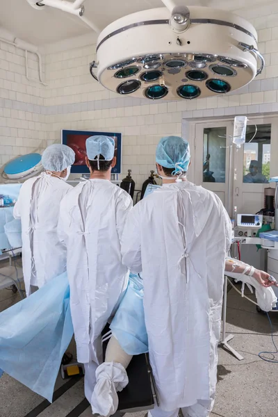 Surgeons at the monitor in the operating room. — Stock fotografie