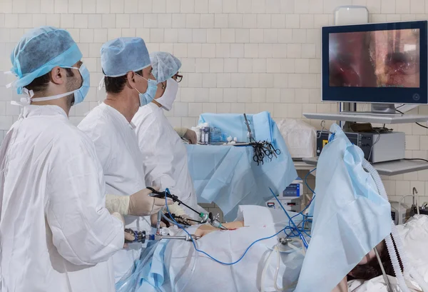 Surgeons at the monitor in the operating room — Stock Photo, Image