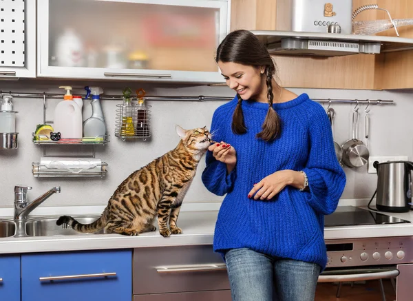 Kedi ve kız mutfakta.