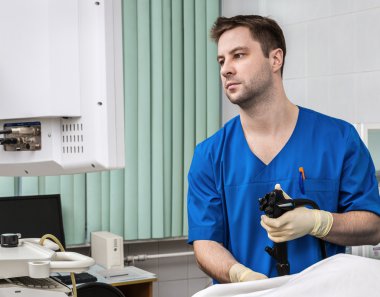 Doktor endoskop ile.