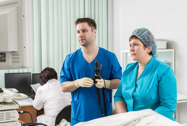 A doctor and a nurse at the monitor. — Stock Photo, Image