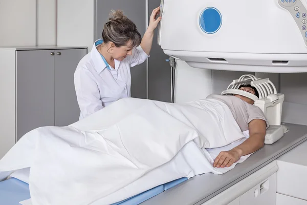 Kadın kafasını tarayıcıdaki muayene.