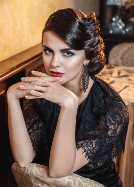 Akşam saç ve parlak ruj.