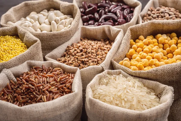 Cereali e fagioli in sacchetti . — Foto Stock