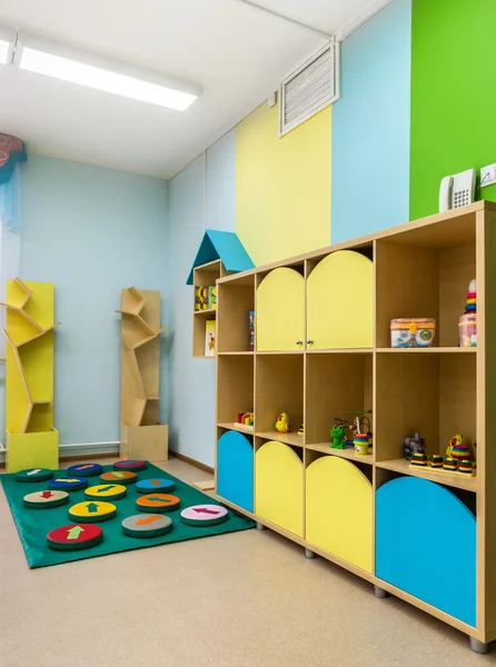 Anaokulu, oyuncaklar raflar.