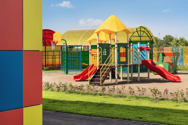 Kindergarten, Spielplatz im Hof. — Stockfoto