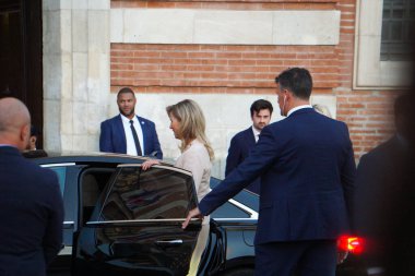 Toulouse, Fransa - 1 Ekim 2025 - Hollanda 'nın Orange-Nassau Kraliçesi Maxima, kraliyet Audi A8 limuzinine bindi.