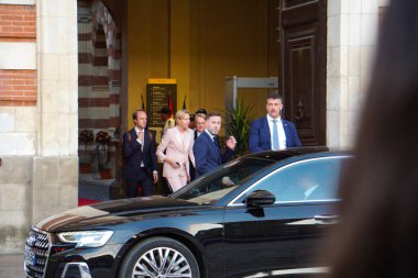 Toulouse, Fransa - 1 Ekim 2025 - Kraliyet Audi A8 limuzini, Hollanda Kralı Willem-Alexander ve Kraliçe Maxima 'yı almak için Meclis Binası' nın ana kapısında.