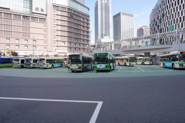 Osaka, Japonya - 26 Ekim 2025 - Osakaeki-mae otobüs terminalindeki otobüsler, dünyanın en işlek 4. tren istasyonu olan Osaka Eki 'nin (Osaka İstasyonu) bir parçasıdır.