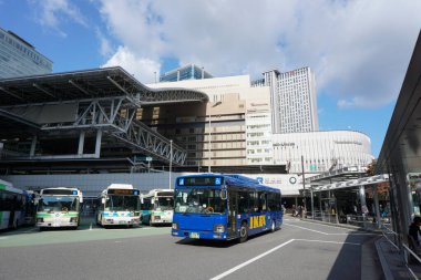 Osaka, Japonya - 26 Ekim 2025 - Osakaeki-mae otobüs terminalindeki otobüsler, dünyanın en işlek 4. tren istasyonu olan Osaka Eki 'nin (Osaka İstasyonu) bir parçasıdır.