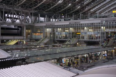 Osaka, Japonya - 26 Ekim 2025 - Umeda iş bölgesinde büyük bir metal ve cam gölgelik altında korunan Osaka Eki 'nin (dünyanın en yoğun 4. istasyonu) ana binasındaki platformlar