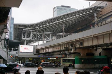 Osaka, Japonya - 26 Ekim 2025 - Umeda Bölgesi 'ndeki dünyanın en işlek 4. istasyonu Osaka Eki' ye bakan yaya geçidi; istasyona muazzam bir metal ve cam tepe örtüsü yerleştirildi.