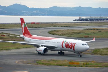 Izumisano, Japonya - 25 Ekim 2025 - Güney Koreli düşük maliyetli havayolu şirketi T 'Way' den Boeing 737-800 uçağı, Osaka Kansai Havalimanı 'nda taksicilik yapıyor.